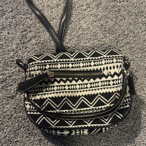 Black & White Aztec Crossbody Bag - Women